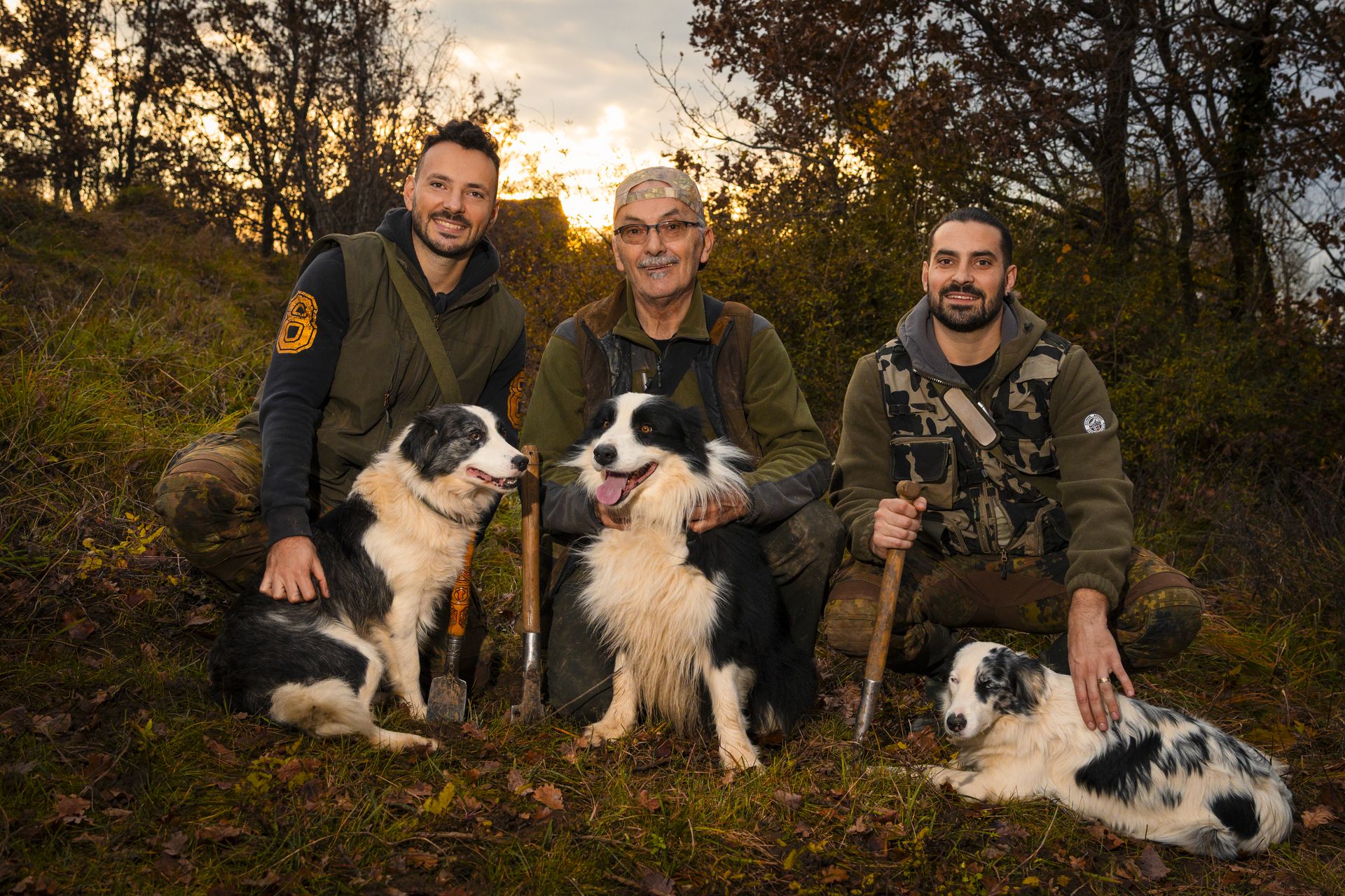 Družina Benčič s psi v gozdu