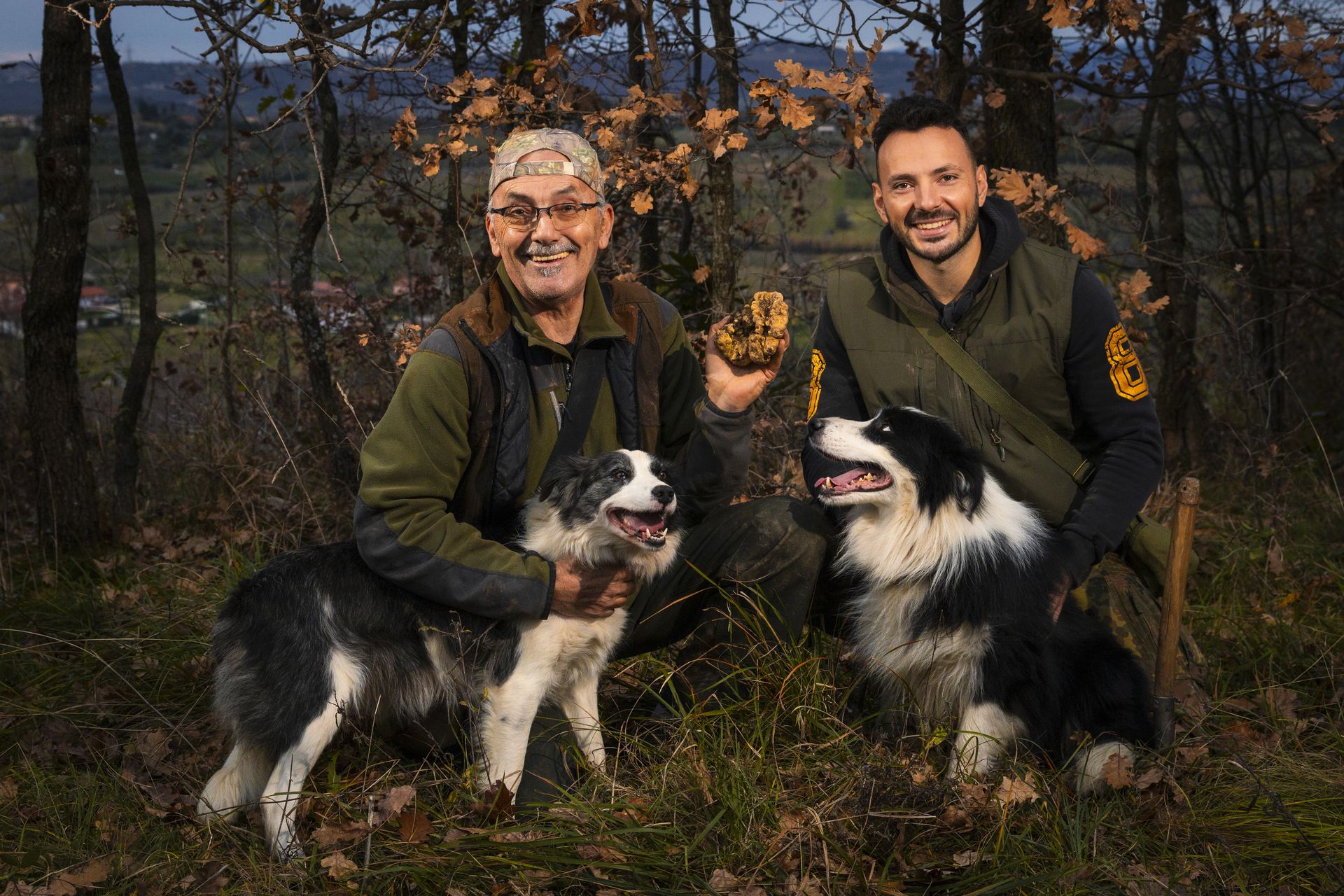 Oče in sin s psi in tartufom